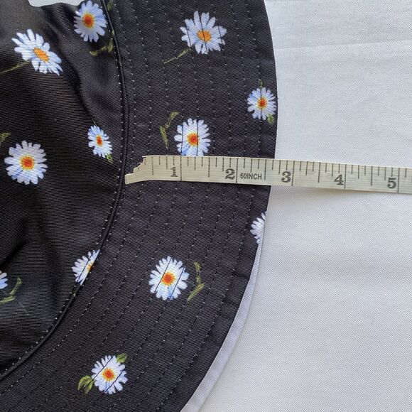 Alice + Olivia Women’s Daisy Print & Solid White Reversible Bucket Hat main image 10